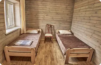 Уютный стандартный номер с двумя кроватями и санузлом, отдельным входом в гостинице